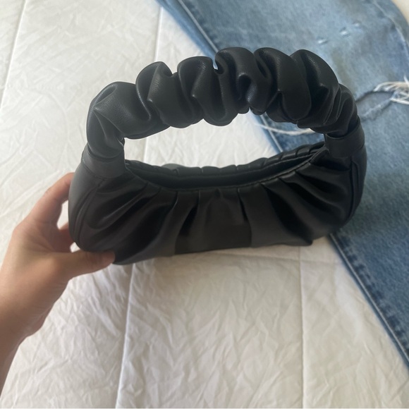 Black scrunched strap women hand bag - Picture 3 of 6